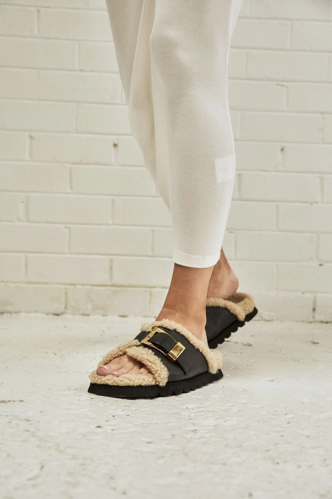 ALIAS MAE Womens Kiara Sandals - Black Shearling